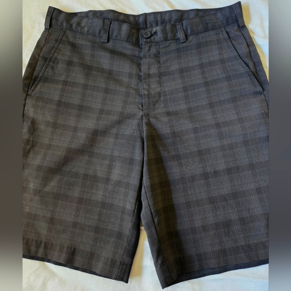 IZOD Men's Gray Plaid Golf Shorts
